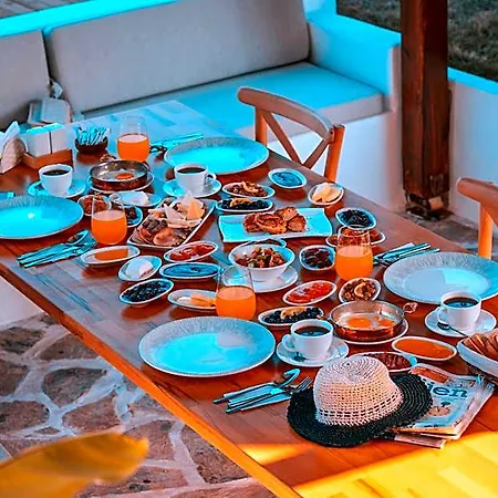 Zoi Cunda فندق *
