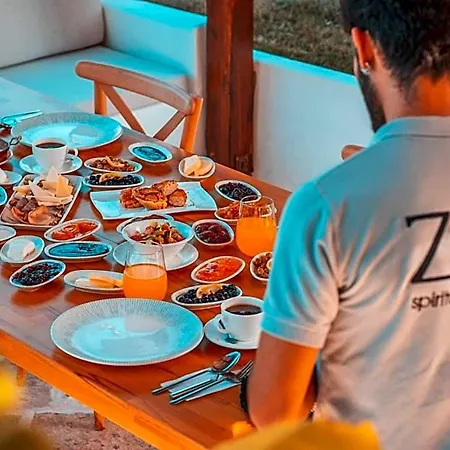 Zoi Cunda فندق
